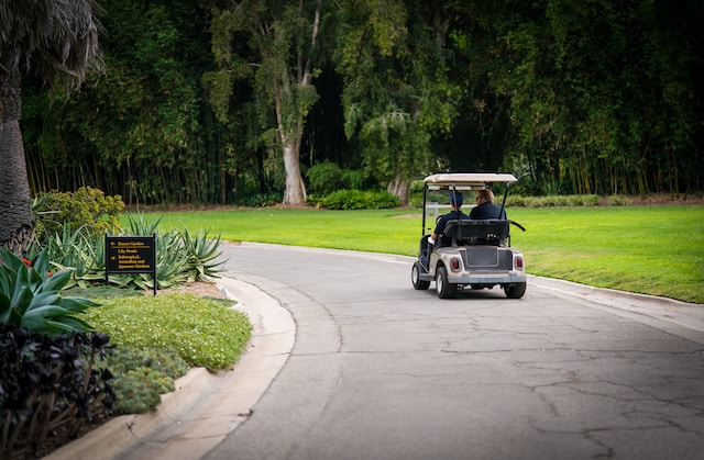 Como substituir a bateria de um carrinho de golfe de 4 lugares levantado?